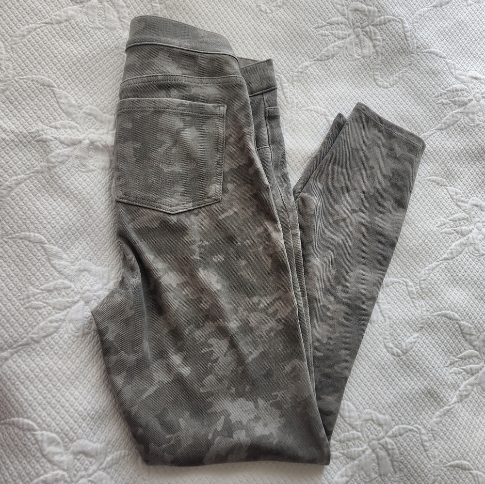 SPANX Gray Camouflage Leggings